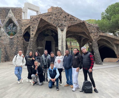 Residents de Can Banús a la cripta de la Colonia Güell